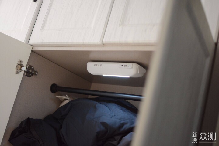 杜絕衣櫃黴菌異味!浦爾樂衣物除菌護理機評測_新浪眾測