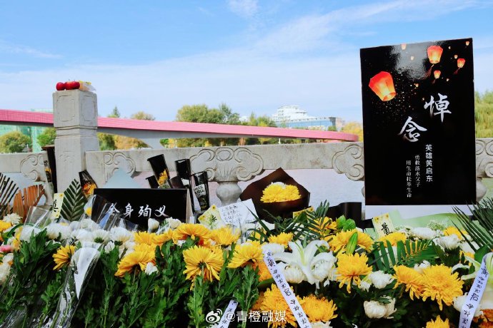 平凡英雄的故事为何能引发全民献花和探访热潮？