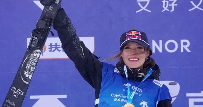 谷爱凌世界杯逆转夺冠，在“福地”三连冠，赛后称“自信要从练习开始”，国际雪联祝贺：三连封神！天才少女再续雪场传奇！