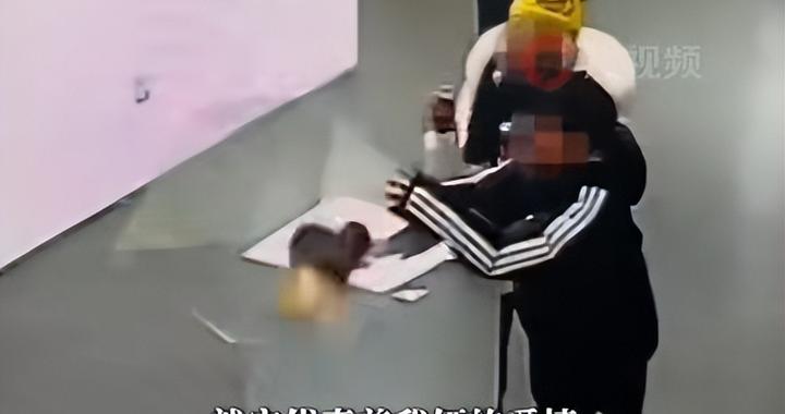 千万粉丝博主张凯毅4斤黄金凤冠在免费展上被毁，一男孩反复抱住展台柜子，并上手触碰，致凤冠掉地损坏