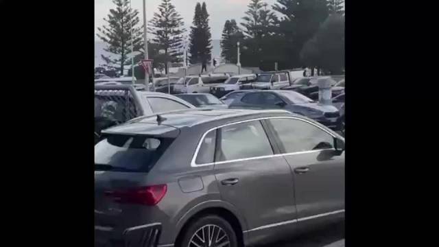 国际｜多角度拍下黑衣人开枪瞬间：澳大利亚悉尼海滩传密集枪声