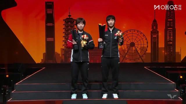 国乒圆满收官！王曼昱再夺总决赛冠军奖杯