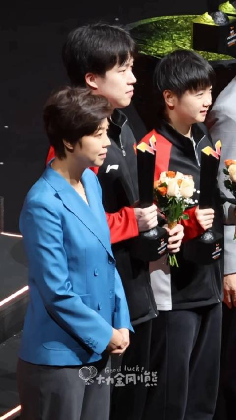 孙颖莎问张怡宁下次还来颁奖吗