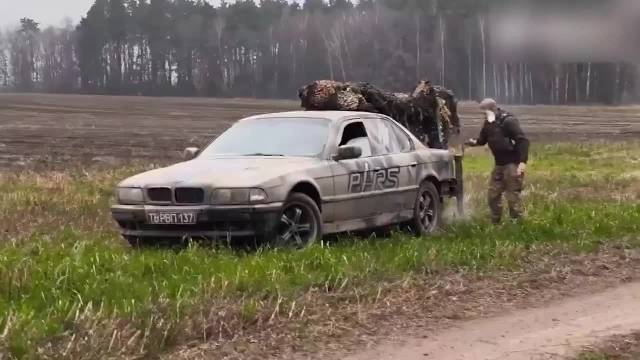 罕见！乌军爆改宝马7系充当底盘 豪车装上大口径火箭炮火力全开