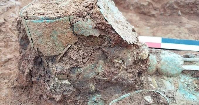 希腊考古发现“倒戴王冠女士”墓葬