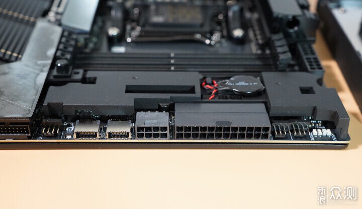 首評微星MEG X870E GODLIKE超神十週年限量版_新浪眾測