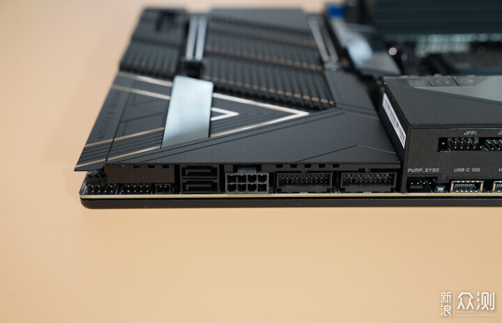 首評微星MEG X870E GODLIKE超神十週年限量版_新浪眾測