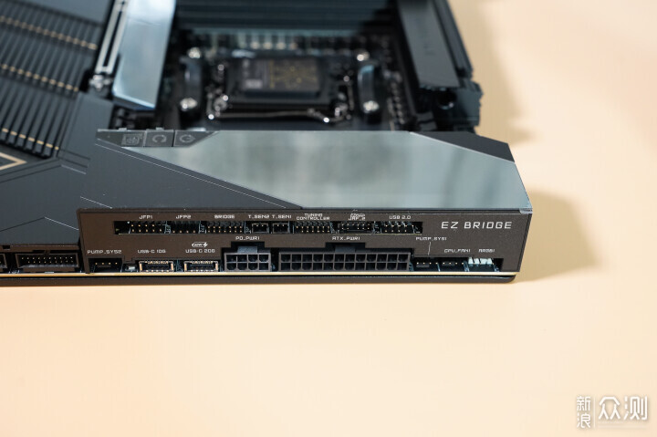 首評微星MEG X870E GODLIKE超神十週年限量版_新浪眾測