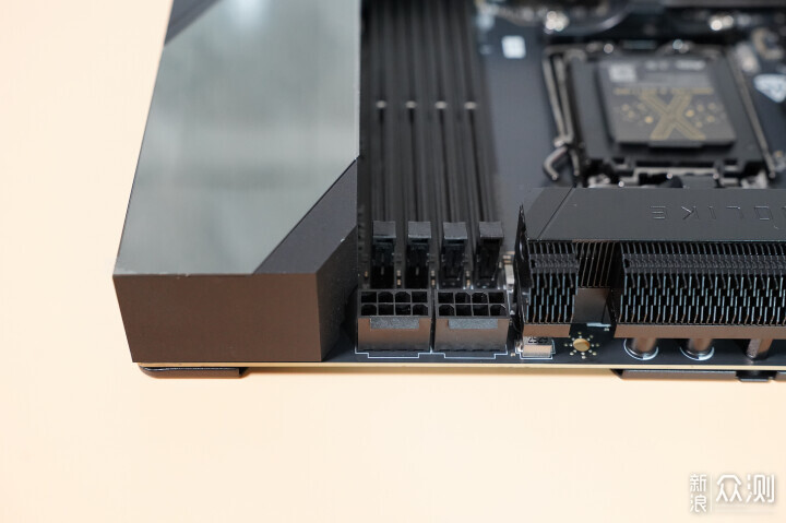 首評微星MEG X870E GODLIKE超神十週年限量版_新浪眾測