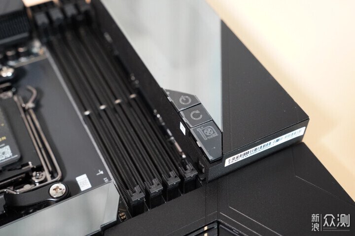 首評微星MEG X870E GODLIKE超神十週年限量版_新浪眾測