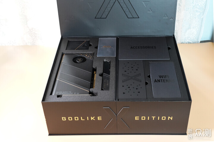 首評微星MEG X870E GODLIKE超神十週年限量版_新浪眾測