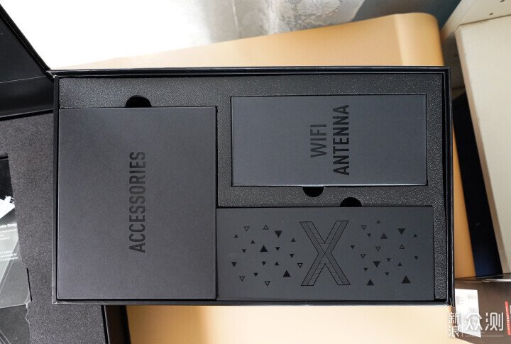 首評微星MEG X870E GODLIKE超神十週年限量版_新浪眾測