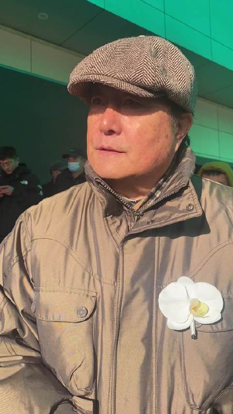 王卫国说何晴总是笑吟吟的