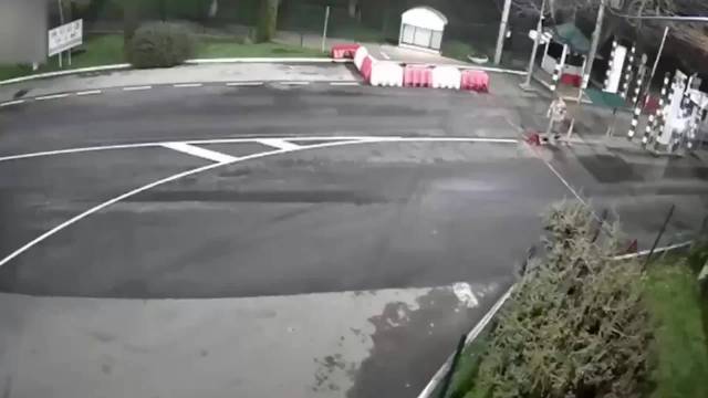 罕见！乌男子骑摩托车强闯罗马尼亚边境 边防士兵飞扑强行将其拦下