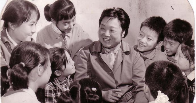 建襄小学名誉校长吴佩芳去世，她是《鸡毛飞上天》原型，育人秘诀就三个“爱”