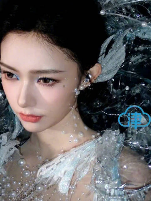 林允首登舞台献唱紧张落泪，感谢罗云熙鼓励