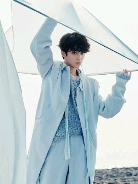 单曲MV上线！梓渝一人分饰两角