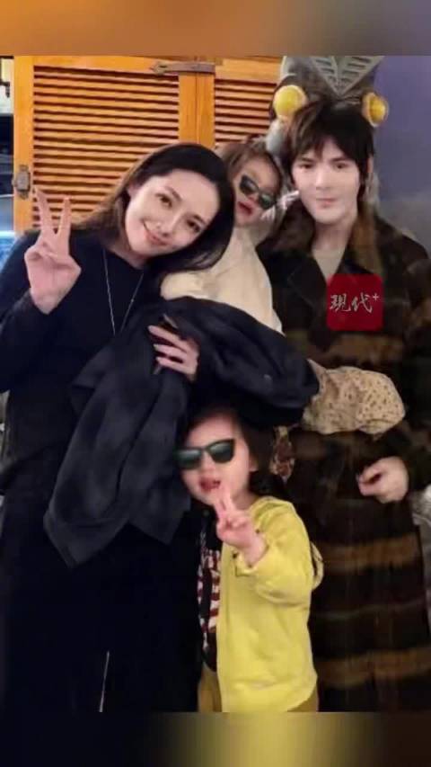 向佐郭碧婷一家四口同框