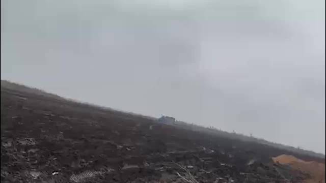 罕见！俄军将坦克改装成“拖拉机” 在平原上拖拽无轮集装箱行进