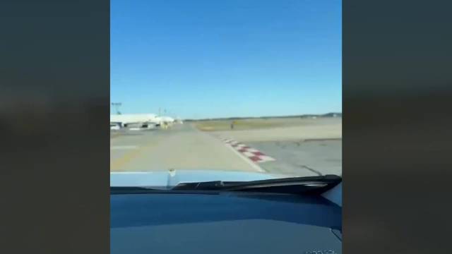 一客机在美国遇强风艰难降落客机复飞时机尾险擦地旁观者惊呼