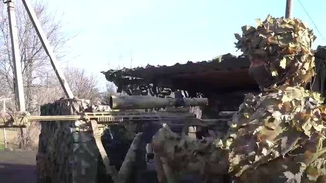 俄军狙击手掩护地面部队：狙击镜瞄准无人机 无人机受击坠毁