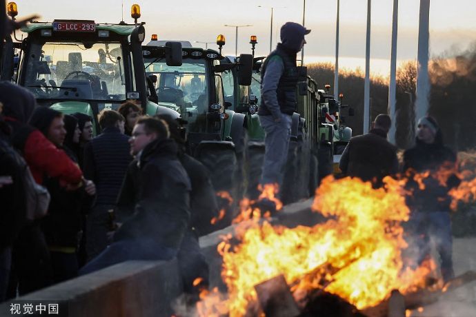 当法国农民拖拉机封锁巴黎街头，欧盟的贸易开放承诺能否挺过本土保护主义浪潮？