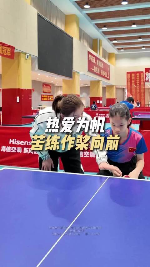 陈梦化身暖心教练教女孩打乒乓球