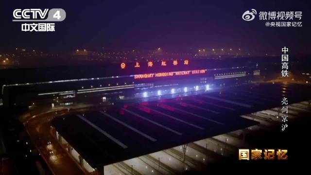 一支用火花给钢轨“刷牙”的打磨团队，在夜幕降临后开始了他们争分夺秒的工作