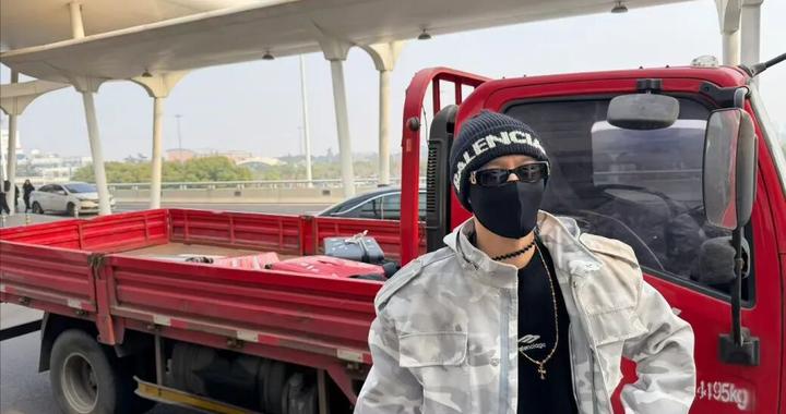 黄晓明上演真人版《人在囧途》，因车辆爆胎搭乘大货车赶飞机，发朋友圈感慨“还好师傅好心”