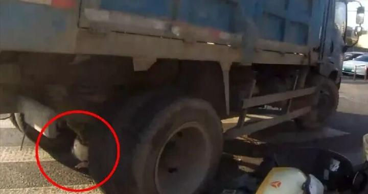 触目惊心！年轻女子瞬间被卡车碾过头部，这个细节保命