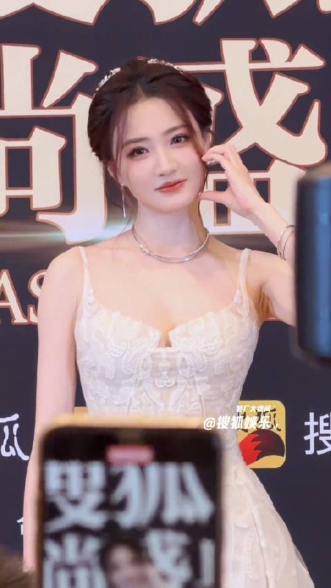 徐璐吊带白纱裙造型