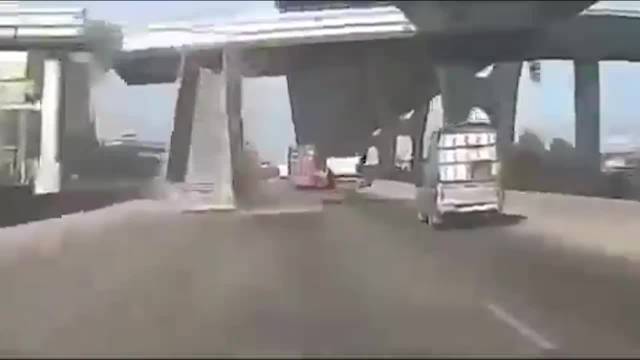 泰国一卡车司机忘记放下货厢撞上天桥 路过司机被倒塌天桥砸中身亡