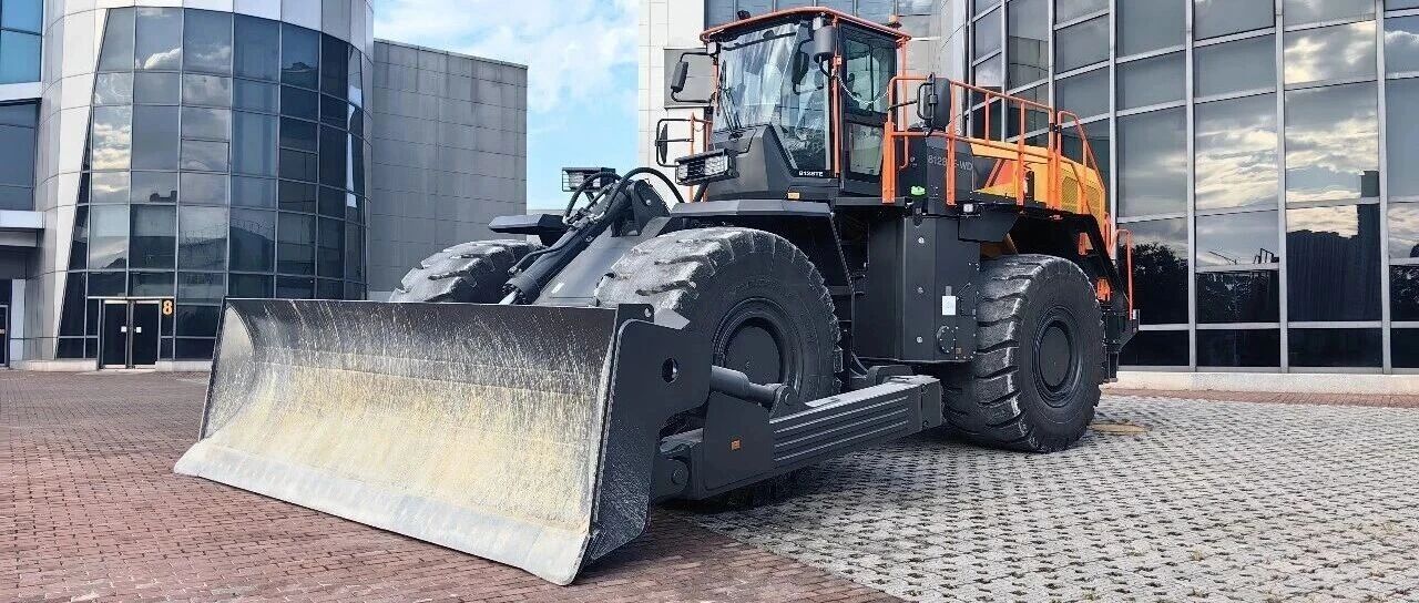 柳工首台8128TE-WD混动轮式推土机下线