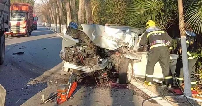 崇明北沿公路：轿车与卡车相撞 被困驾驶员获救