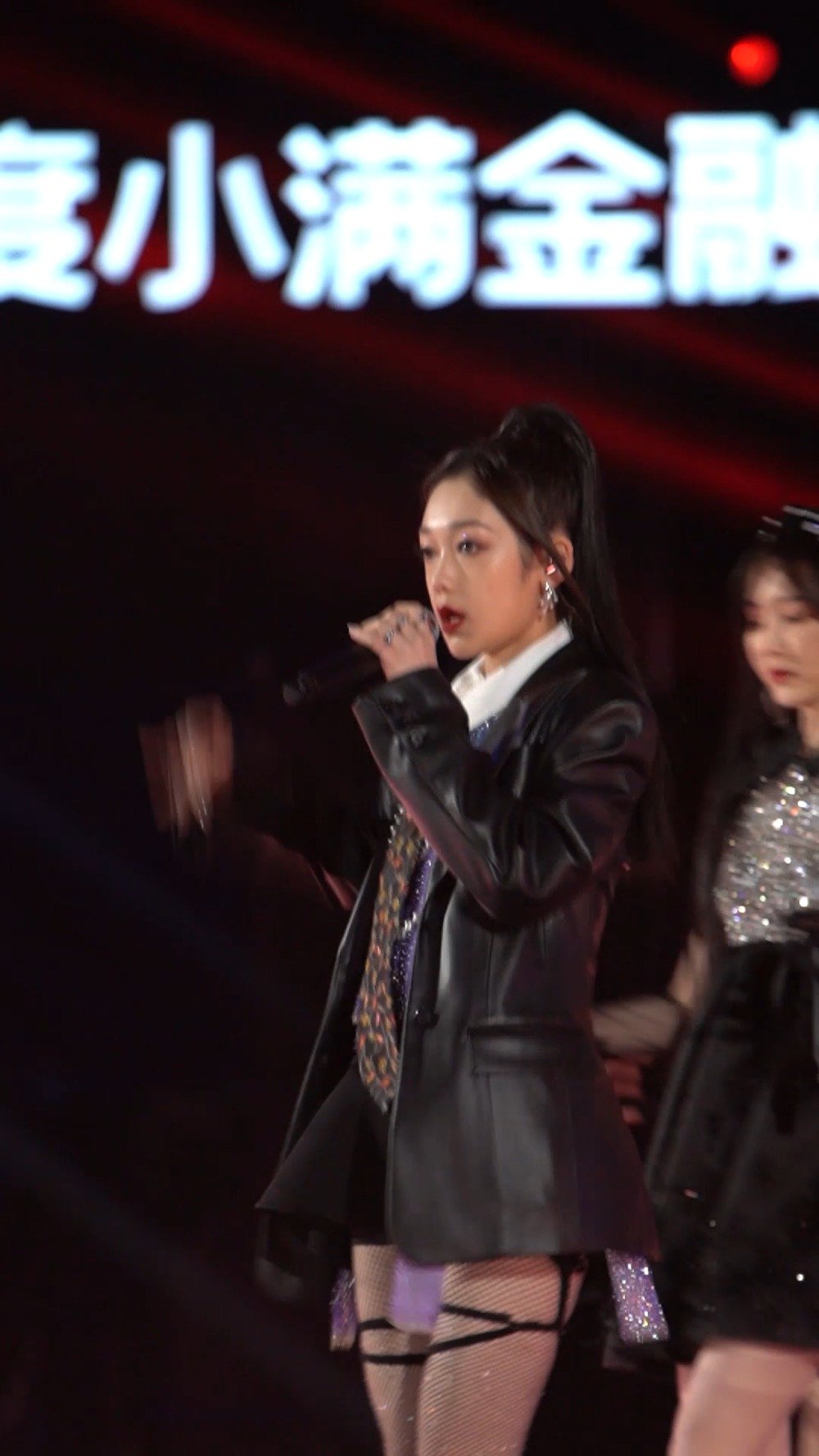 I can make your hands clap！独家直拍： 硬糖少女希林娜依高化身心脏狙击手！