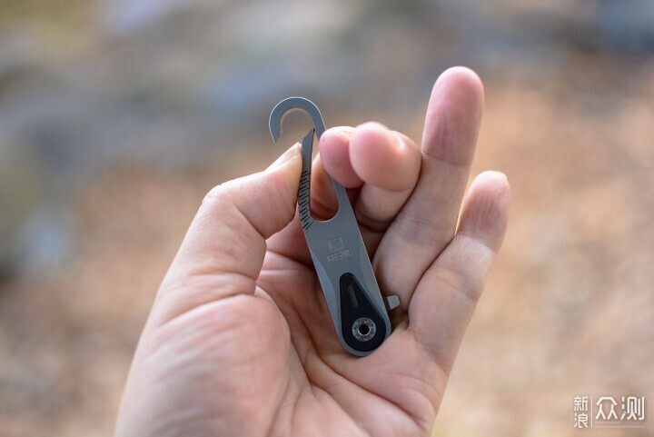 鈦合金+不鏽鋼+多功能工具，費戈帶刀鑰匙扣_新浪眾測