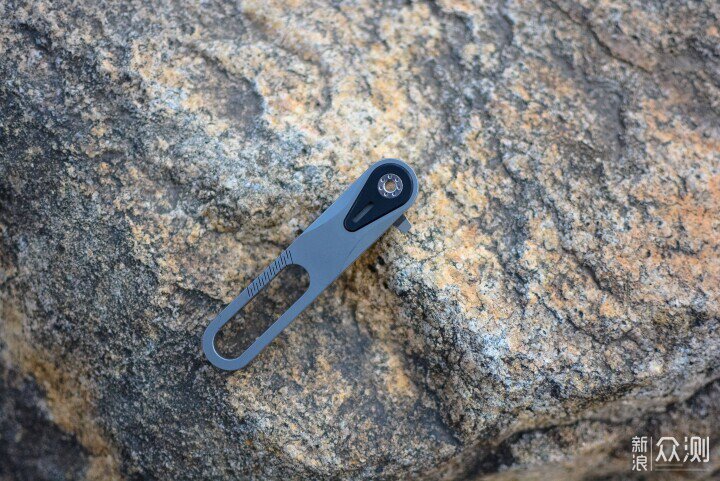 鈦合金+不鏽鋼+多功能工具，費戈帶刀鑰匙扣_新浪眾測