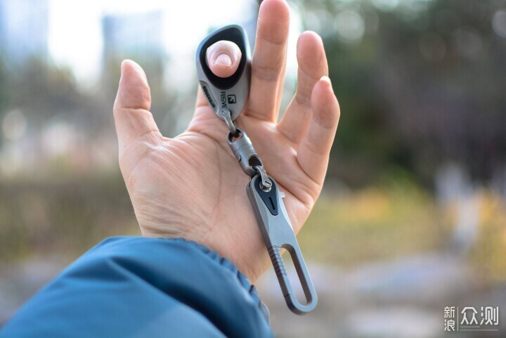 鈦合金+不鏽鋼+多功能工具，費戈帶刀鑰匙扣_新浪眾測