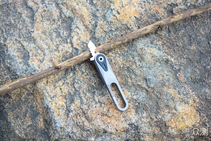 鈦合金+不鏽鋼+多功能工具，費戈帶刀鑰匙扣_新浪眾測