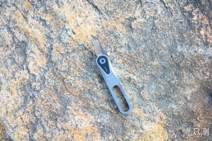 鈦合金+不鏽鋼+多功能工具，費戈帶刀鑰匙扣_新浪眾測