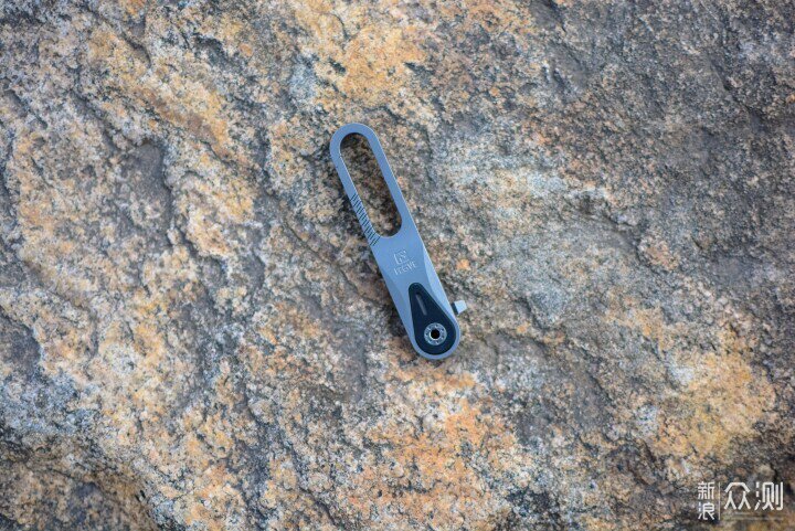 鈦合金+不鏽鋼+多功能工具，費戈帶刀鑰匙扣_新浪眾測