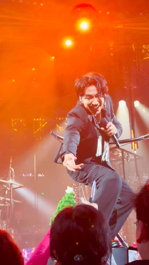 言承旭上海演唱会唱响《烟火的季节》，12月19日首场开唱