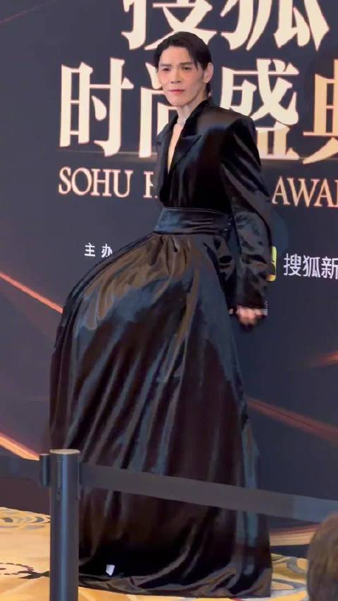 向佐红毯造型又整活 网友：谁把我电动车挡风被偷走了！