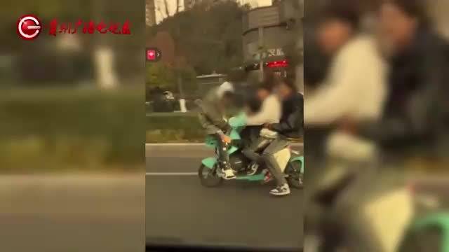 好险！共享单车上玩“叠罗汉”，不慎追尾被约谈