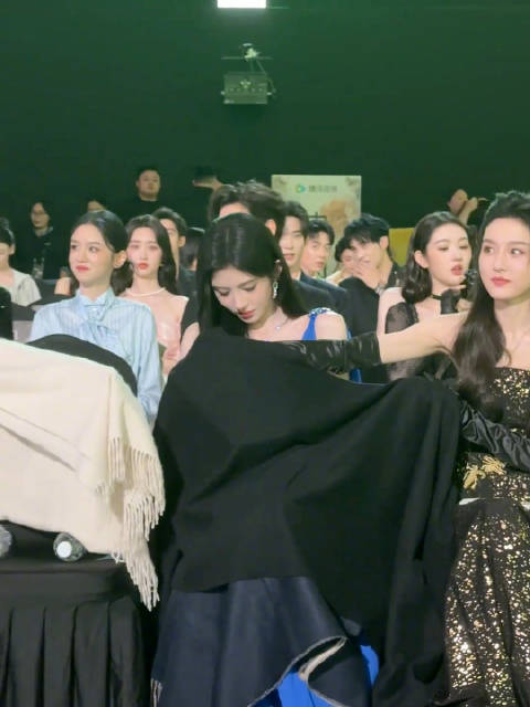 陈都灵鞠婧祎鬼鬼祟祟加宋祖儿微信