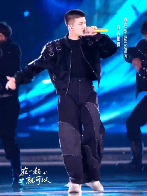 任嘉伦争分夺秒酷炫齐舞