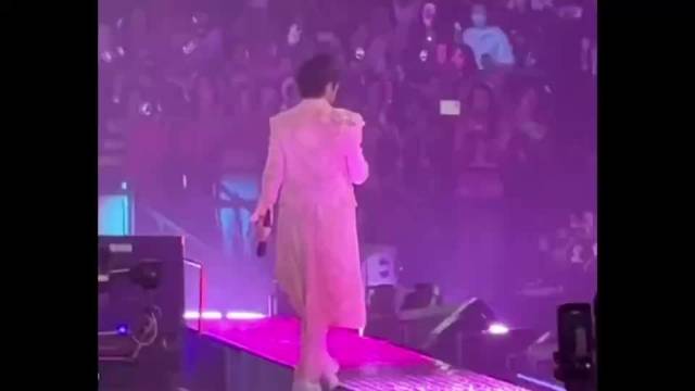 阿信在演唱会表演时跌落舞台 经纪公司：状况良好 将详细检查