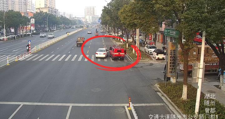 丈夫突然休克，女子紧急别停消防车，猛拍车头求助！消防员：“别慌，我来开车！”患者最终成功获救，医生：再晚点后果不堪设想