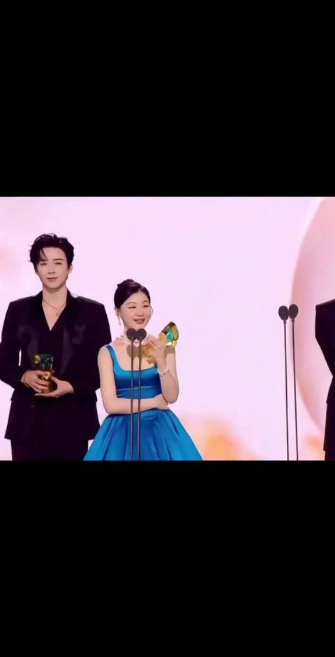 金靖调侃陈妍希是周柯宇新姐姐，陈妍希害羞捂脸