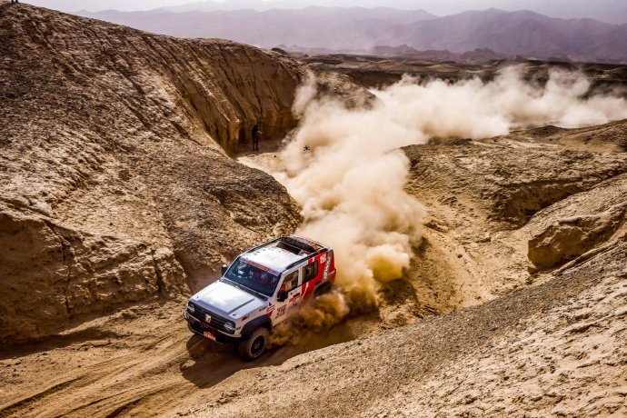 红衣老板沙漠飙车引百万围观，魏建军的野性DNA为何能引爆Z世代？